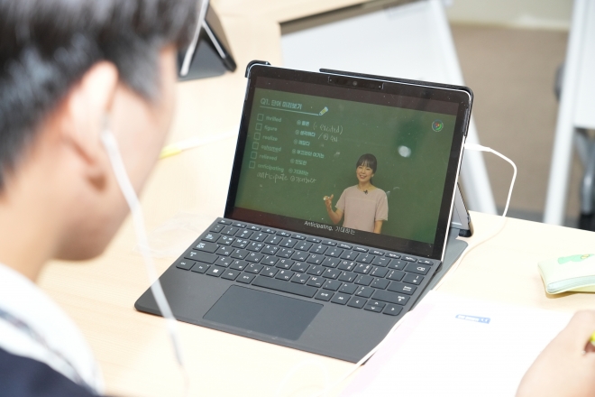 구덕고 한 학생이 지난 12일 교실에서 부산형 인강을 보며 공부하고 있다. 부산시교육청 제공