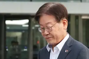 李대통령 ‘대북송금’ 재판 연기… 사법리스크 끝났다