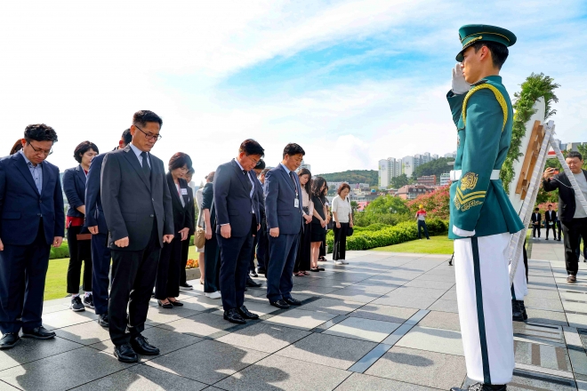 박강수(앞줄 가운데) 서울 마포구청장이 지난 19일 부산 남구 유엔기념공원에서  묵념하고 있다. 2023.9.20 마포구 제공