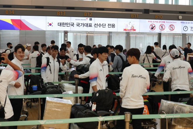 출국 수속 밟는 대한민국 선수단