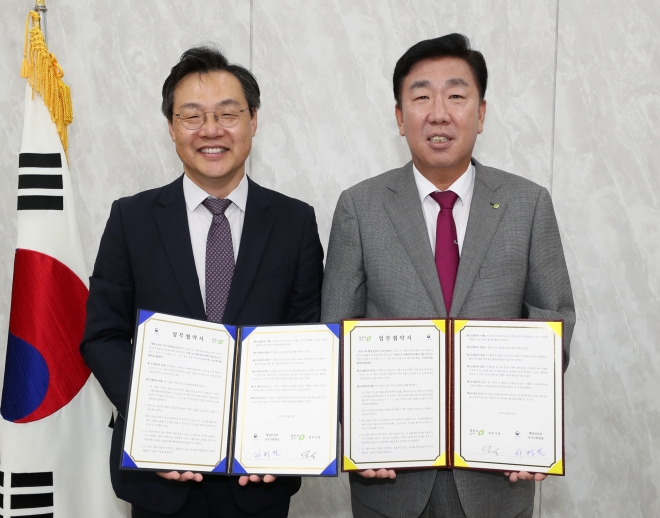 청주시와 국가기록원이 20일 유네스코 국제기록유산센터 운영을 위한 업무협약을 체결하고 있다. 청주시 제공.