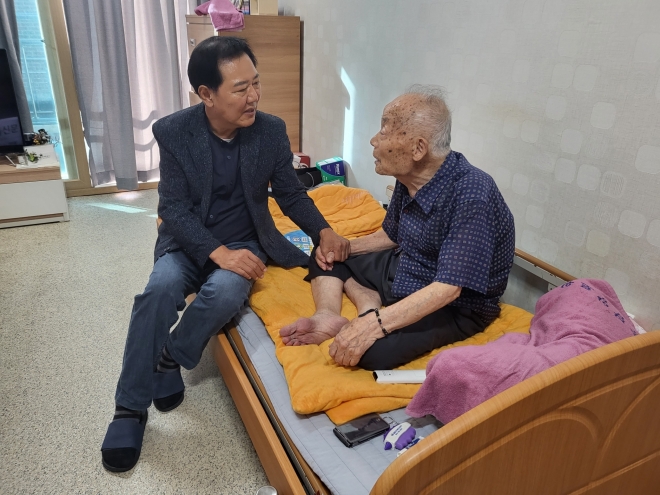 남진복 의원은 지난 18일 추석명절을 앞두고 울릉군에 있는 ‘송담실버타운’, ‘송담양로원’을 찾아, 경북도의회에서 준비한 위문품을 전달, 어르신들과 시설 관계자들을 위로했다. 경북도의회 제공