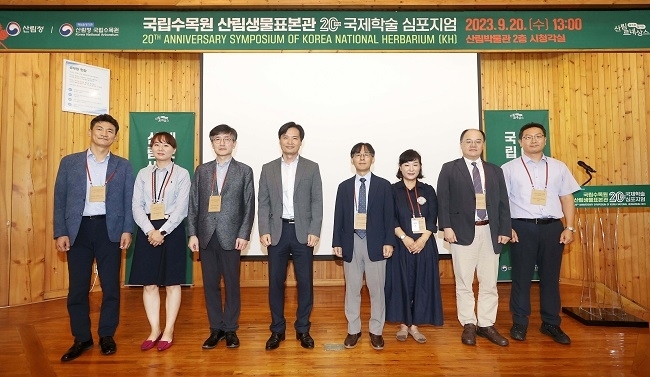 왼쪽부터 국립세종수목원 신창호 원장, 국립수목원 오순옥 연구사, 한국수목원정원관리원 이석우이사, 국립수목원 최영태 원장, 서울대 임영운 교수, 애리조나주립대 이상미박사, 성신여대 김상태 교수, 국립수목원 조용찬 연구사가 포즈를 취하고 있다. 국립수목원 제공.