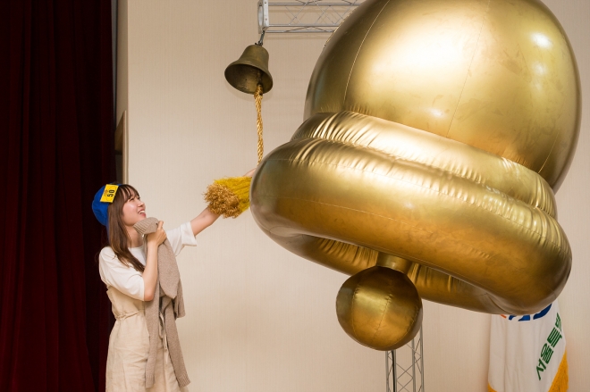 제1회 서울 양천구 청렴골든벨에서 최후의 1인으로 선정된 직원이 종을 울리고 있다. 2023.9.20 양천구 제공