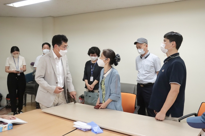 이기재(앞줄 왼쪽) 서울 양천구청장이 지난해 8월 시각장애인 쉼터를 방문해 구민들과 대화하고 있다. 2023.9.20 양천구 제공