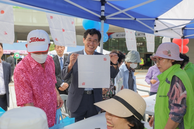 이기재(왼쪽 두 번째) 서울 양천구청장이 지난 19일 양천문화회관 앞에 설치된 노인의날 기념 축제 체험부스에서 어르신들과 소통하고 있다. 2023.9.20 양천구 제공