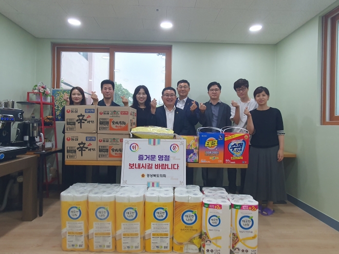 임병하 의원과 직원들이 20일 영주장애인단기보호센터를 방문, 도의회에서 준비한 위문품을 전달했다. 경북도의회 제공