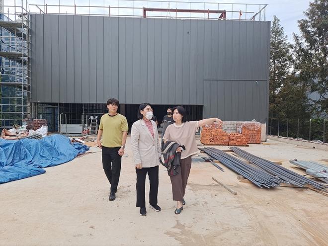 리앤업사이클 플라자 공사 현장을 둘러보는 박춘선 의원(가운데)