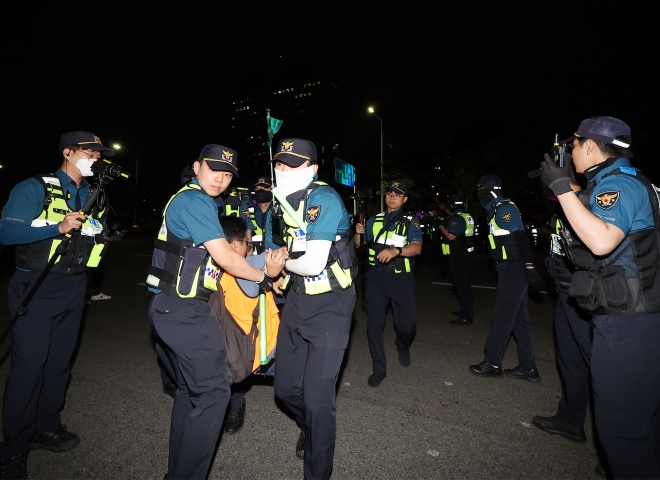 경찰에 연행되는 대법원 앞 야간문화제 참가자