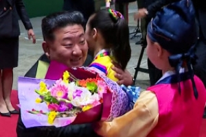 [포토] ‘화동에 무장해제’ 북한 김정은…러시아 방문 기록영화 방영