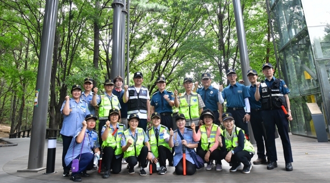 오승록(뒷줄 왼쪽 다섯 번째) 서울 노원구청장이 경찰, 방범대원들과 합동 순찰을 한 뒤 기념촬영을 하고 있다. 노원구 제공