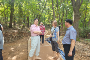 핫플 된 의왕 맨발 황톳길… 시장님의 ‘막춤 홍보’도[현장 행정]