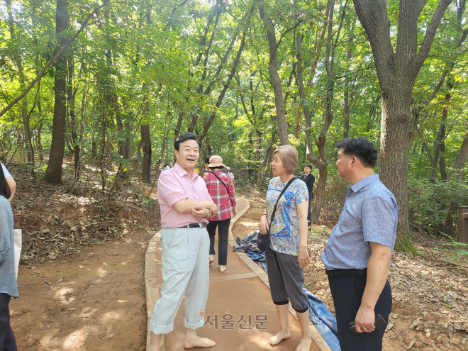 김성제(왼쪽) 경기 의왕시장이 지난 19일 오전 포일동에 있는 ‘맨발로 걷는 황톳길’에서 시민들과 만나 대화를 나누고 있다.