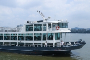 146명 탄 유람선, 마포대교 교각에 ‘쿵’… 16명 경상