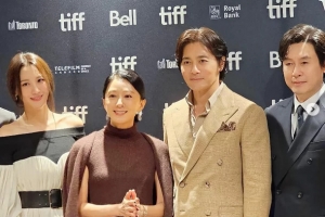 김희애, 캐나다서 빛난 우아한 미모… 장동건과 한 컷