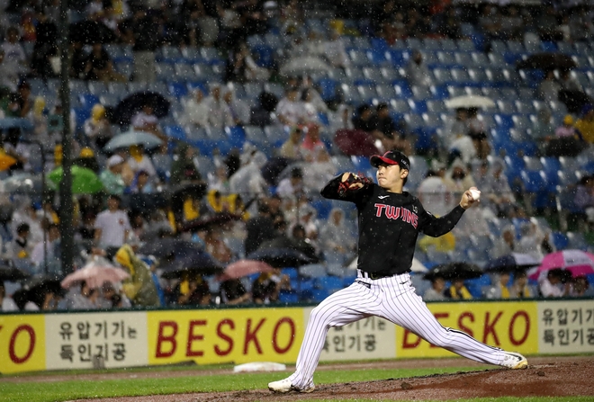 LG 트윈스의 김윤식이 지난 15일 대전 한화생명이글스파크에서 열린 한화이글스전에서 공을 던지고 있다. 뉴스1