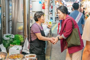 “꽈배기도 맛있고, 닭강정도 유명해!” 전통시장 홍보대사 된 강동구청장