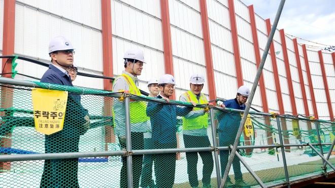 이정식(사진 왼쪽에서 세번째) 고용노동부 장관은 21일 서울 은평 대조1구역 재개발 공사현장을 방문해 현장점검 후 임금체불과 불법 하도급 등 위법행위에 대한 엄중 조치 방침을 밝혔다. 고용노동부