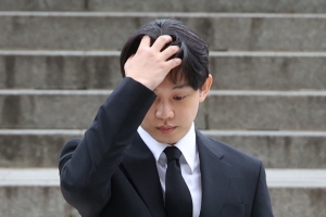 유아인, 父·누나 명의까지 도용했다…수면제 1100여정 불법 매수