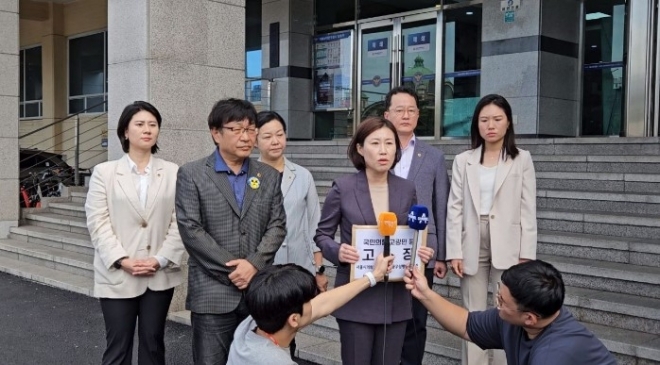 서울시의회 이승미 교육위원장이 교육위원회 소속 고광민, 김혜영, 이희원 의원에 대해 ‘형법’ 상 공무집행방해 등의 혐의로 남대문 경찰서에 고소장을 제출했다.