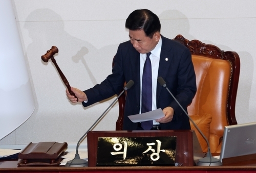 21일 국회 본회의에서 김진표 의장이 더불어민주당 이재명 대표의 체포동의안 가결을 선포하고 있다.