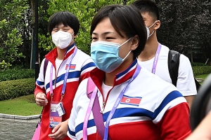 한국 취재진 응원에 미소로 화답한 북한 선수단 [서울포토]