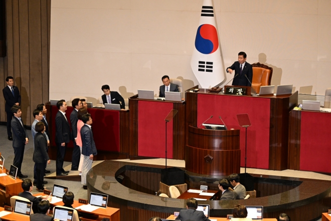 21일 국회 본회의장서 더불어민주당 의원들이 김진표 의장에게 의사진행 관련 항의를 하고 있다.2023. 9. 21 홍윤기 기자