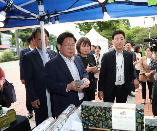 박강수(왼쪽) 서울 마포구청장이 21일 구청 앞 광장에서 열린 농특산물 직거래장터에서 상인 이야기에 귀를 기울이고 있다. 2023.9.21 마포구 제공