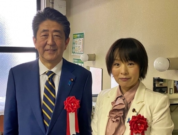 고 아베 신조 전 일본 총리와 스기다 미오 의원. 스기다 의원 페이스북 자료