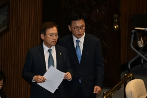 박광온·조정식 등 지도부 총사퇴…친명 최고위 “李 끝까지 지킬 것”