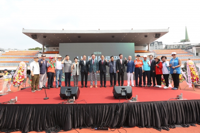 ‘제23회 시니어올림픽’에서 단체 사진, 고광선 대한노인회 서울시연합회장(왼쪽에서 여덟 번째)과 김용호 의원(왼쪽에서 아홉 번째)