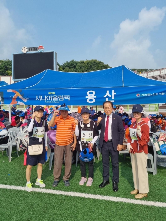 ‘제23회 시니어올림픽’에서 김용호 의원(오른쪽 두 번째)이 용산구지회 어르신들과 파이팅을 하고 있다.