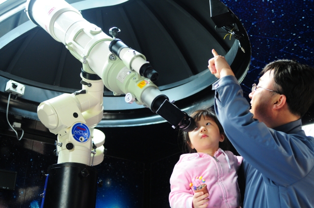 영천 보현산 별빛축제에 참가한 어린이가 천체를 관측하고 있다. 경북도 제공