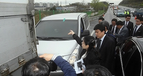 캄보디아 아내 사망 사건 직후 수사진이 경부고속도로 천안IC 부근에서 현장조사하고 있다. 연합뉴스