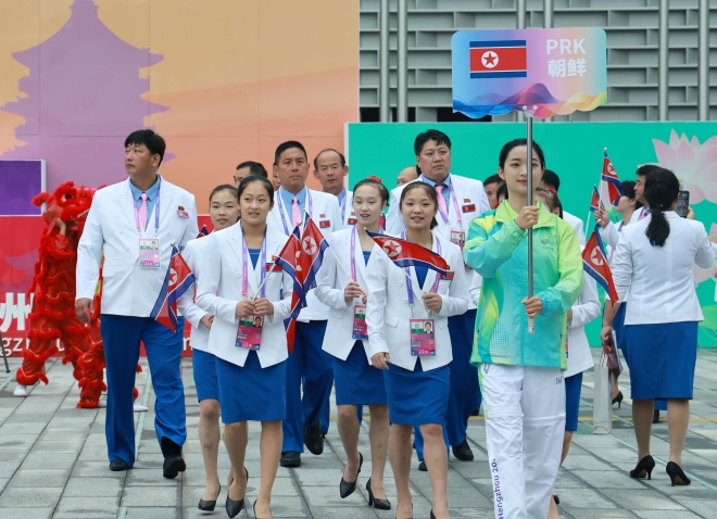 2022 항저우 아시안게임 개막을 하루 앞둔 22일 북한 선수단이 중국 항저우 아시안게임 선수촌 국기광장에서 열린 공식 입촌식에 모습을 드러냈다.