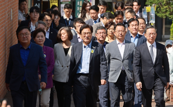 심각한 표정의 민주당 의원들 22일 오전 더불어민주당 이재명 대표가 병상 단식을 이어가고 있는 가운데 서울 중랑구 녹색병원에서 이 대표와 면담을 마친 민주당 의원들이 밖으로 나서고 있다. 2023.9.22