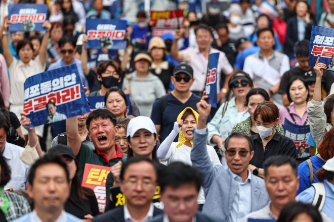 슬퍼하는 이재명 대표 지지자들 더불어민주당 이재명 대표 체포동의안이 가결된 21일 오후 서울 영등포구 국회 앞에서 이 대표 지지자들이 슬퍼하고 있다. 2023.9.21