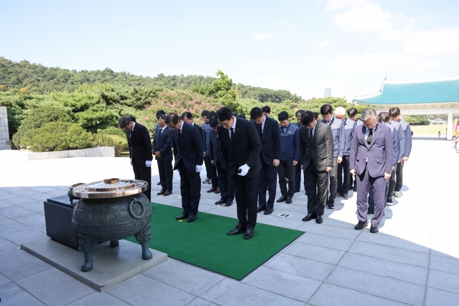 강구영 KAI사장을 비롯한 임직원이 22일 서울국립현충원을 찾아 호국영령에 대한 참배를 하고 있다. KAI제공