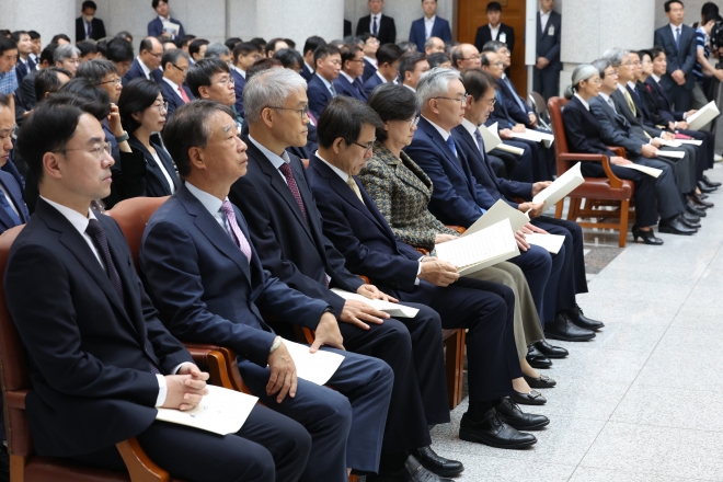 김명수 대법원장 퇴임사 듣는 대법관들