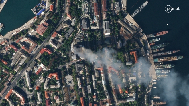22일(현지시간) 우크라이나가 크림반도 세바스토폴에 있는 러시아 해군 흑해함대 본부 건물을 미사일 공격한 이후 본부 건물에서 연기가 피어오르는 것이 인공위성이 포착됐다.2023.9.22 플래닛 랩스/로이터 연합뉴스