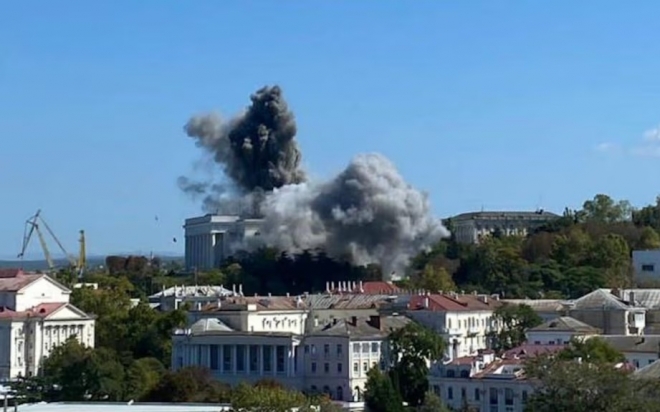 22일(현지시간) 우크라이나가 크림반도 세바스토폴에 있는 러시아 해군 흑해함대 본부 건물을 미사일 공격한 후 본부 건물에서 연기가 피어오르고 있다.2023.9.22 텔레그램