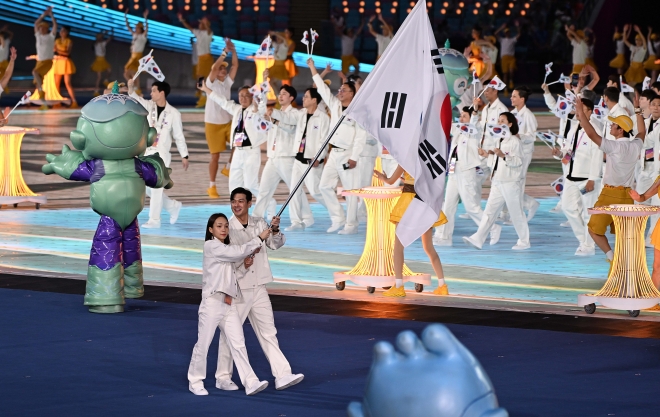 23일 중국 항저우 올림픽 스포츠센터 스타디움에서 열린 2022 항저우 아시안게임 개막식에서 대한민국 국가대표 선수단이 입장하고 있다. 2023.9.23 항저우 오장환 기자