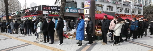 설 명절을 앞둔 19일 서울 노원구 한 복권판매점 앞에 복권을 사기 위한 시민들이 길게 줄을 서 있다. 2023.1.19 뉴스1