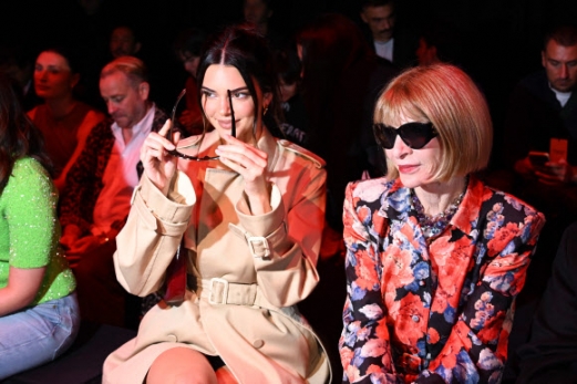 Model Kendall Jenner and Vogue Editor-in-Chief Anna Wintour (R) attend the Gucci fashion show during the Milan Fashion Week Womenswear Spring/Summer 2024 on September 22, 2023 in Milan. AFP 연합뉴스