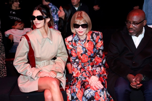Kendall Jenner and Anna Wintour pose for a photo on the day of the Gucci Spring/Summer 2024 collection show during Milan Fashion Week in Milan, Italy, September 22, 2023. REUTERS 연합뉴스