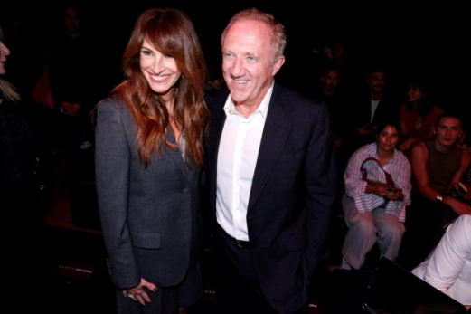 Francois-Henri Pinault and Julia Roberts pose for a photo on the day of the Gucci Spring/Summer 2024 collection show during Milan Fashion Week in Milan, Italy, September 22, 2023. REUTERS 연합뉴스