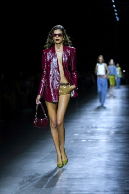 모델이 22일(현지시간) 이탈리아 밀라노에서 열린 ‘구찌 2024 봄·여름 여성 컬렉션’의 작품을 선보이고 있다. AP 연합뉴스