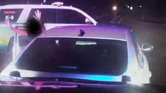 미국 플로리다주 알라추아 카운티 보안관들이 지난 21일(현지시간) 새벽 고속도로를 달리던 위험한 차량을 정차하게 했더니 10세 소년 운전자가 두 손을 든 채 나오고 있다. 페이스북 캡처