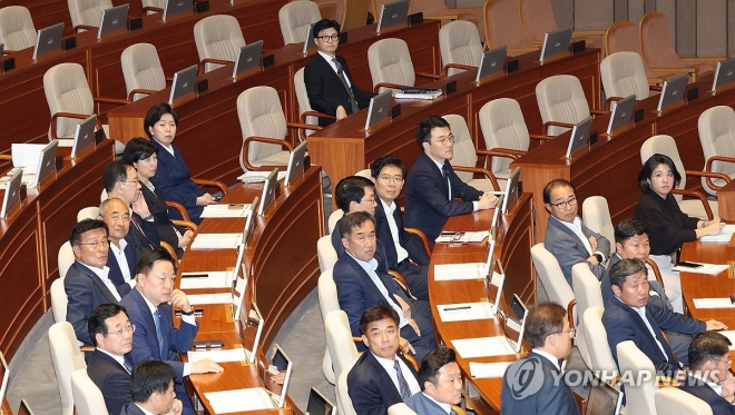 지난 21일 국회 본회의에서 더불어민주당 의원들이 이재명 대표 체포동의안 가결 후 소란한 방청석을 바라보고 있다. 연합뉴스