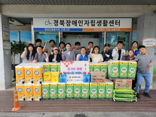 지난 경북장애인자립생활센터를 방문한 정경민 의원(앞줄 왼쪽에서 네 번째). 경북도의회 제공